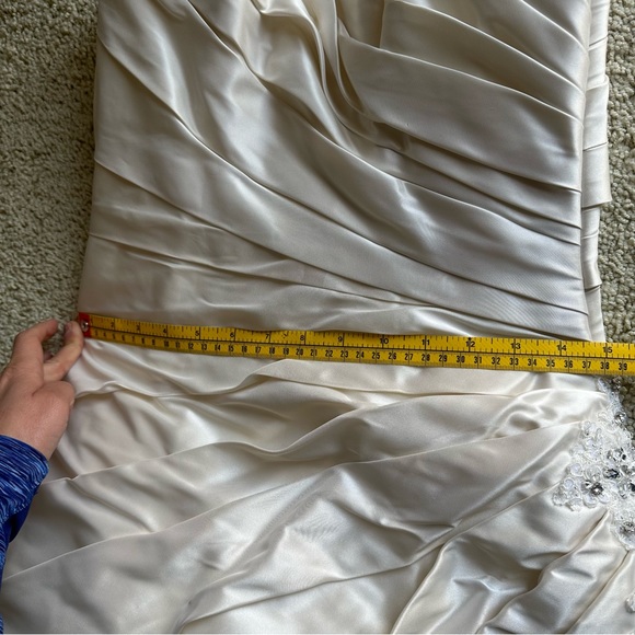 Maggie Sottero Benita Strapless Wedding Gown and 2 Wedding Veils - Picture 9 of 16